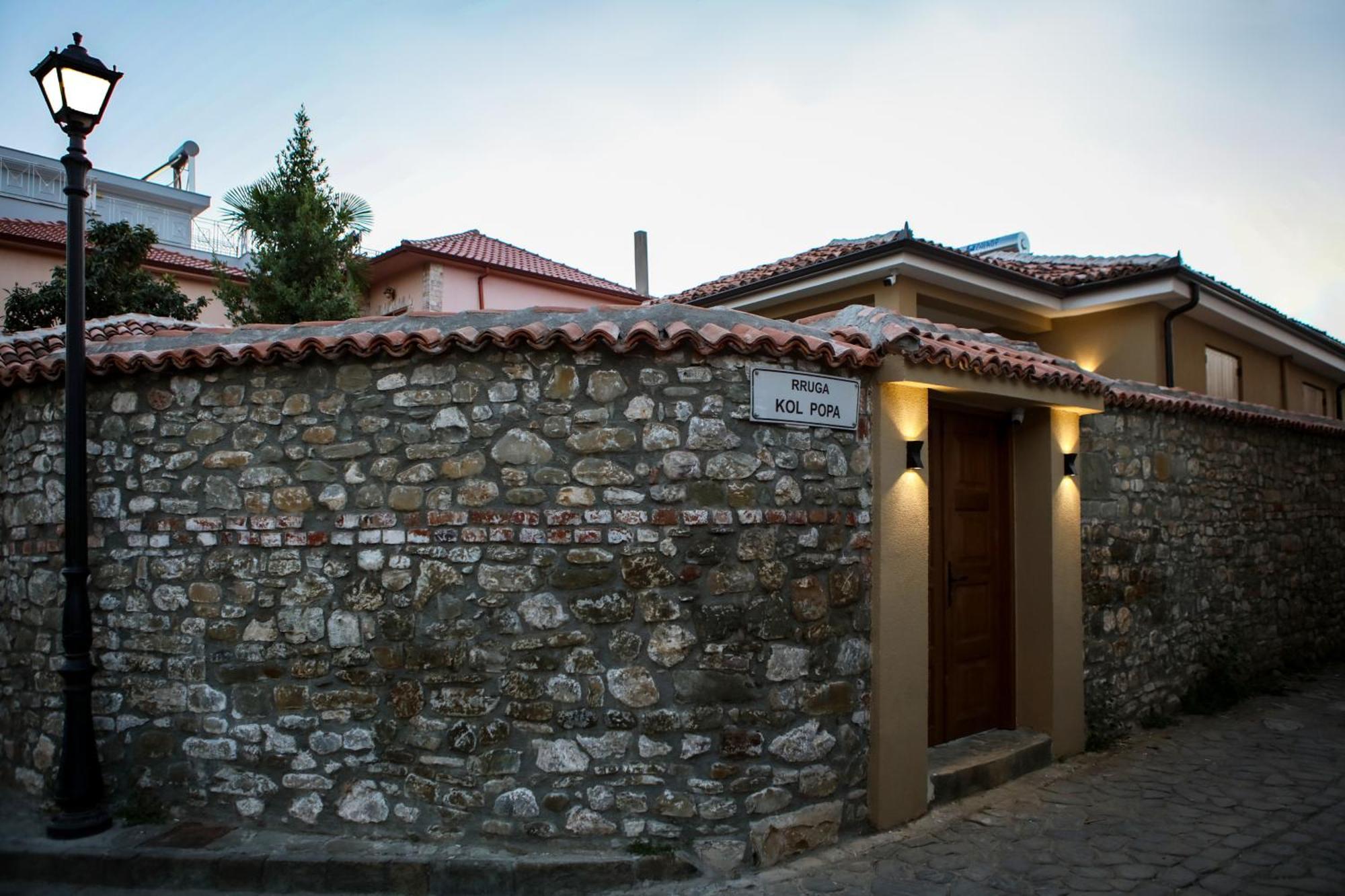 Villa Zoi A Stay To Remember I Located Inside The Castle Of Elbasan, On A Historic Roman Road Via Egnatia I Homemade Breakfast Exteriör bild