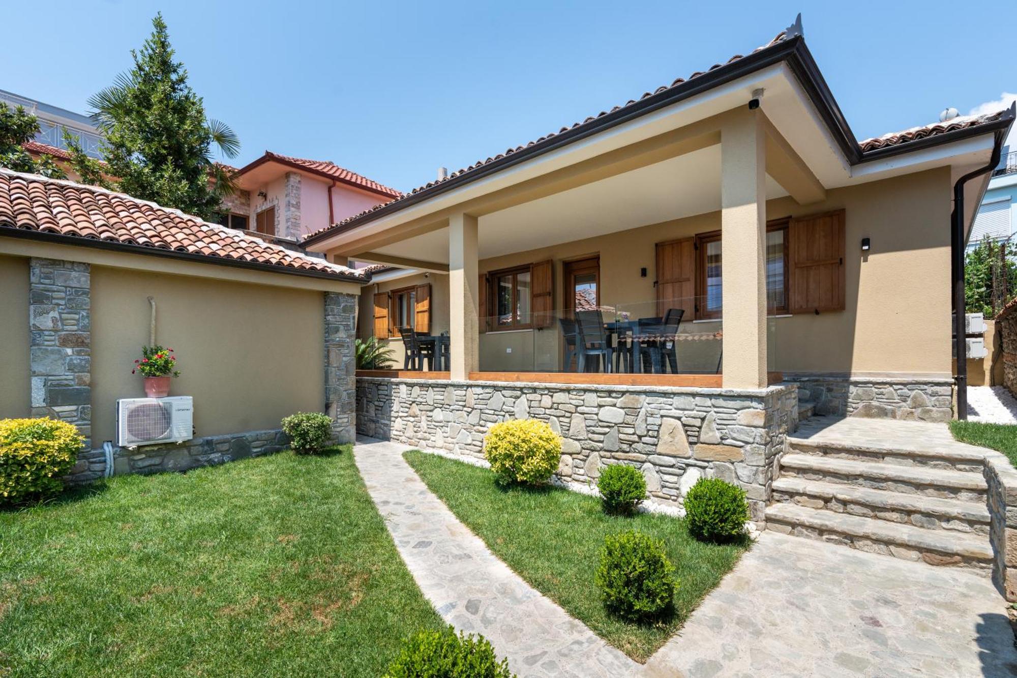 Villa Zoi A Stay To Remember I Located Inside The Castle Of Elbasan, On A Historic Roman Road Via Egnatia I Homemade Breakfast Exteriör bild